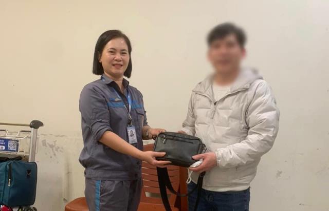Cảng HKQT Nội Bài hỗ trợ hành khách nhận lại túi đồ bỏ quên tại sân bay